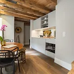 Otel Dare House